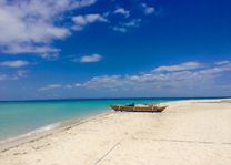 Bantayan Island - Cebu - bootje op strand - Filipijnen - CTTO - Intas - foto: Intas