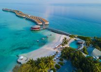 Centara Ras Fushi - Luchtfoto - Malediven - foto: Centara Ras Fushi 