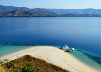 Strand in Riung National Park (Flores) - Indonesië - foto: Daniel de Gruiter