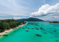 Thailand - Koh Lipe - helderblauwe zee - bootjes - strand Thailand - Koh Lipe - helderblauwe zee - bootjes - strand