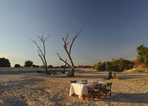 Time Tide Nsolo - riverbed dineren - South Luangwa - Zambia - foto: Time Tide Nsolo