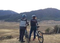 mountainbiken Phobjikha achterkant - Phobjikha - Bhutan - foto: Pema Dendup