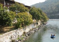 raften bij Punakha Dzong (1) - Punakha - Bhutan - foto: Mieke Arendsen