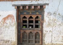 venster van oude farmhouse in Bhutan - Bhutan - foto: Mieke Arendsen