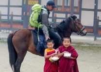 ruiter met novices - Bumthang - Bhutan - foto: Sonam Loday