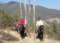 ruiters met gebedsvlaggen in de Bumthang vallei - Bumthang - Bhutan - foto: Sonam Loday