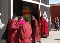 Monniken bij het Labrang klooster in Xiahe - China - foto: Roselien van der Wielen