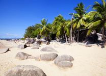 Strand met rotsen in Sanya - China - foto: rechtenvrij