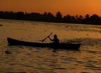 Boot na zonsondergang in de Backwaters - Backwaters - India - foto: Karin Nuijt