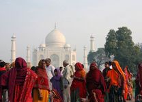 kleurrijke mensen voor de Taj Mahal - India - foto: archief