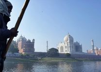 bootsman Yamuna rivier met Taj Mahal - Agra - India - foto: Mieke Arendsen