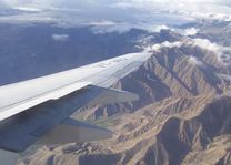 vleugel van vliegtuig boven Ladakh - Ladakh - India - foto: Mieke Arendsen