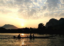 Zonsondergang met bootje op Mekong River - Mekong River - Laos - foto: lokale agent