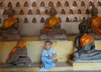 meisje in tempel Vientiane - Laos - foto: archief