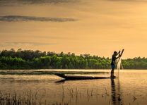 visser op bootje in Laos - Laos