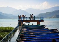 Pokhara steiger met boten Phewa Lake - Pokhara - Nepal - foto: Archief