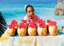 Meisje met kraampje - Seychellen - foto: Seychelles Tourist Office