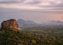 Lions Rock vanaf Pidurangala - Sri Lanka - foto: Mieke Arendsen