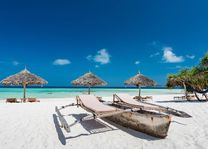 Bootje met ligbedjes op Sunshine Marine Beach - Zanzibar - Tanzania - foto: lokale agent