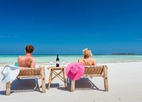 Koppel op ligbedjes met wijn op Sunshine Marine Beach - Zanzibar - Tanzania - foto: lokale agent