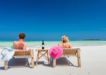 Koppel op ligbedjes met wijn op Sunshine Marine Beach - Zanzibar - Tanzania - foto: lokale agent