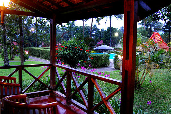 Indonesie-Java-Kalibaru-KalibaruCottages-balkon - foto: Kalibaru Cottages
