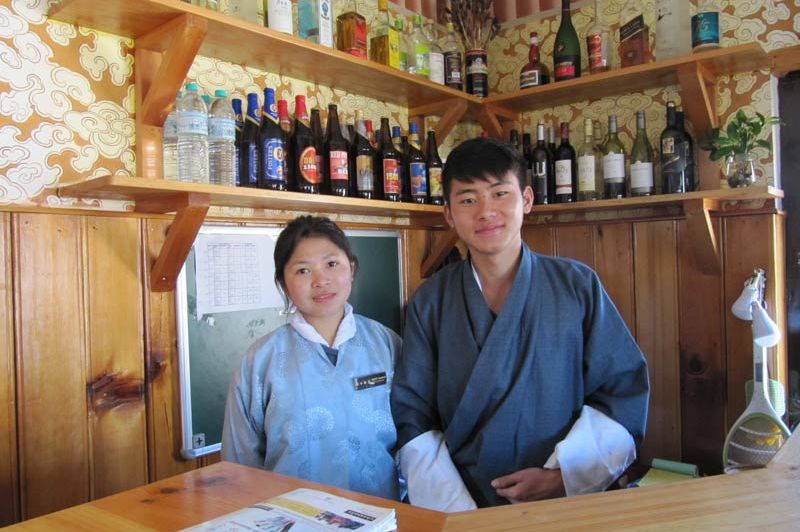 studenten van hotelschool Bongde - Paro - Bhutan - foto: Mieke Arendsen