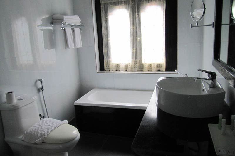 badkamer van het Tashi Namgay Resort - Tashi Namgay Resort - Bhutan - foto: Mieke Arendsen