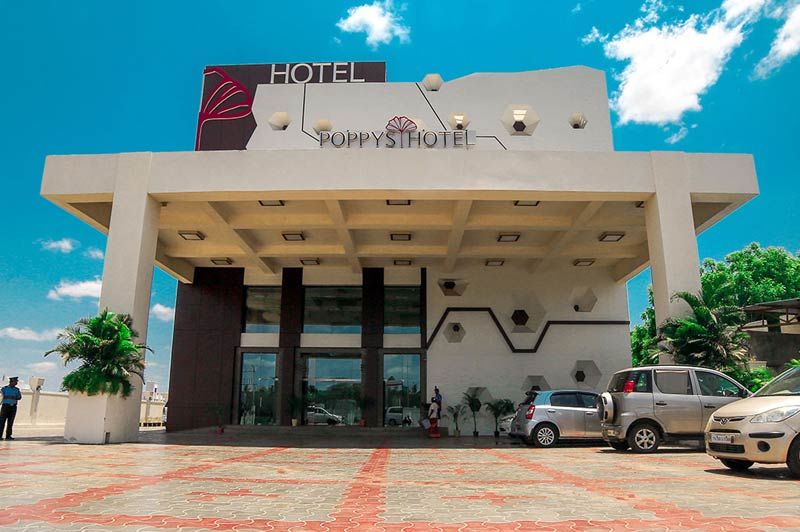 voorkant Poppys Hotel - Poppys Hotel - India - foto: archief