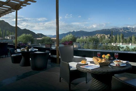 buitenrestaurant van The Grand Dragon - The Grand Dragon - India - foto: The Grand Dragon