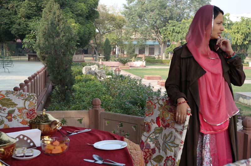 gastvrouw aan tafel - Castle Kanota - India - foto: Mieke Arendsen
