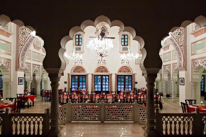 eetzaal met kroonluchter - Laxima Vilas Palace - India - foto: Laxmi Vilas