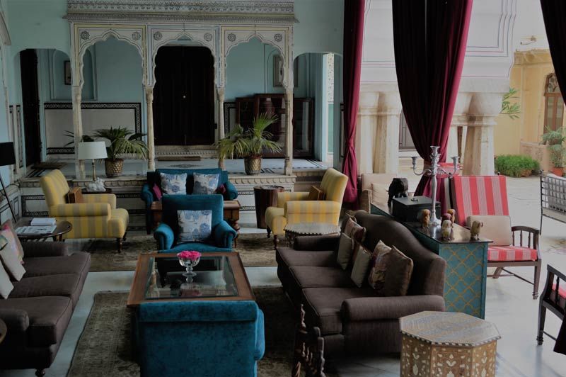 zitkamer met gekleurde stoelen - Samode Haveli - India - foto: Mieke Arendsen