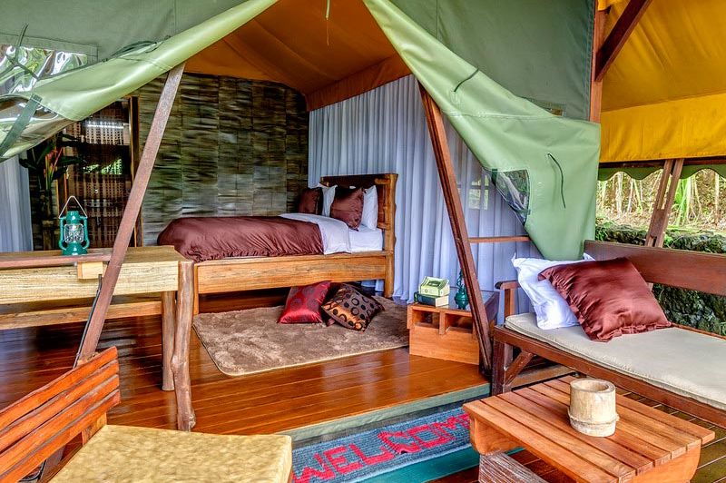 Slaapkamer en het terras van SangGiri - SangGiri - Indonesië - foto: Lokale agent