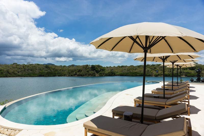 zwembad van Menjangan Dynasty Resort Pemuteran - Menjangan Dynasty Resort Pemuteran - Indonesië - foto: Lokale agent