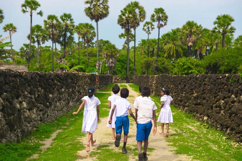kinderen tussen muurtjes - Sri Lanka