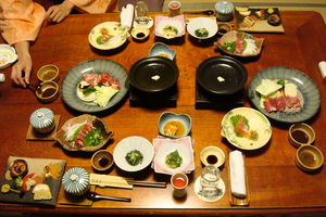 Japans diner bij ryokan - Kurokawa Onsen - Japan - foto: flickr