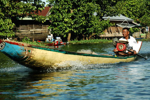 Bootje op het water in Sengkang (Sulawesi) - Indonesië - foto: lokale agent