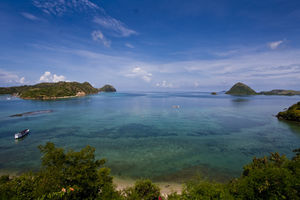 Uitzicht vanaf Labuan Bajo (Flores) op buureilanden - Indonesië - foto: flickr