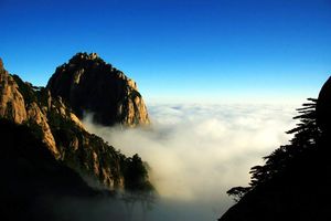 Bergtoppen in de wolken in Huangshan - China - foto: Unexpected China