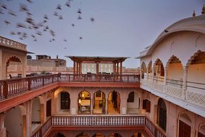 Haveli Dharampura met vogels