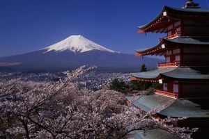 Mount Fuji en de Chureito Peace Pagoda - Japan - foto: lokale agent