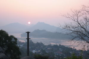 zonsondergang vanaf mount Phousi