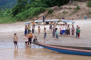 kindjes bij oever Mekong - Pakbeng - Laos