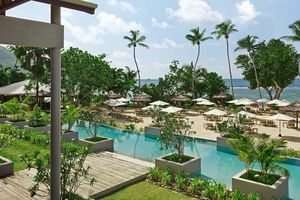 Zwembad en privéstrand van Kempinski Seychelles - Kempinski Seychelles - Seychellen