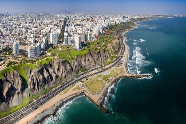 Lima is gelegen aan de kust - Peru