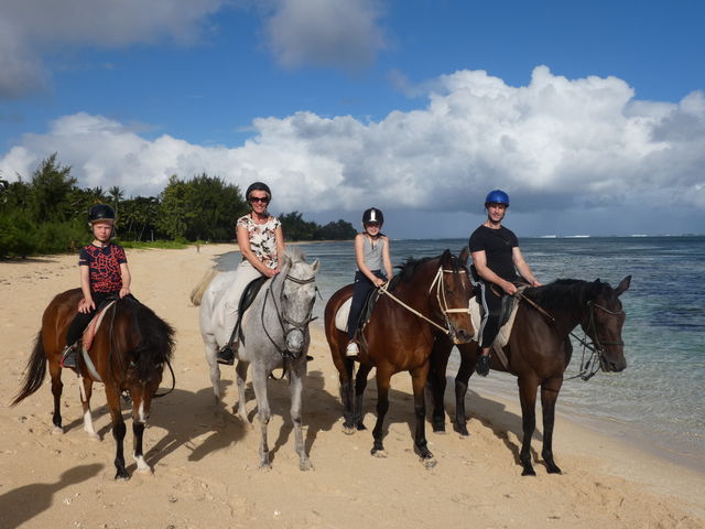 Esther met haar gezin in Mauritius