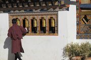 man draait aan gebedsmolens in Bhutan - Bhutan - foto: Mieke Arendsen