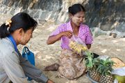 vrouwen met fruit op Ngapali Beach - Myanmar - foto: flickr